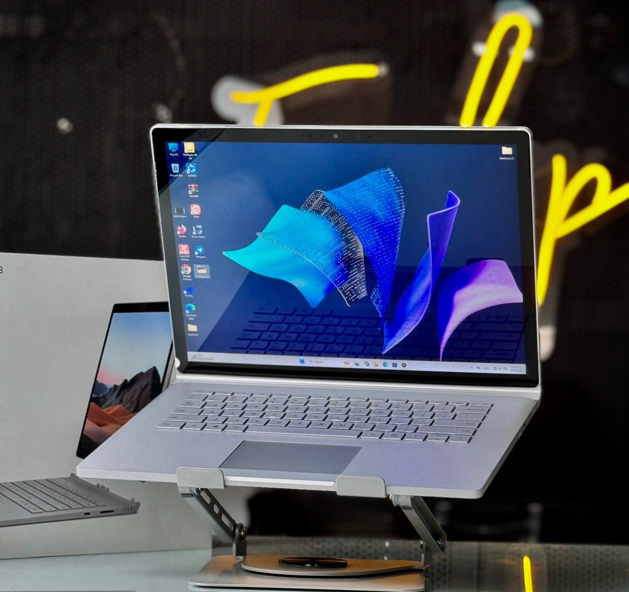 لپ تاپ 15 اینچی کارکرده استوک مایکروسافت  CORE I7-1065/RAM32/ 512SSD/GTX1660TIمدل SURFACE BOOK 3 