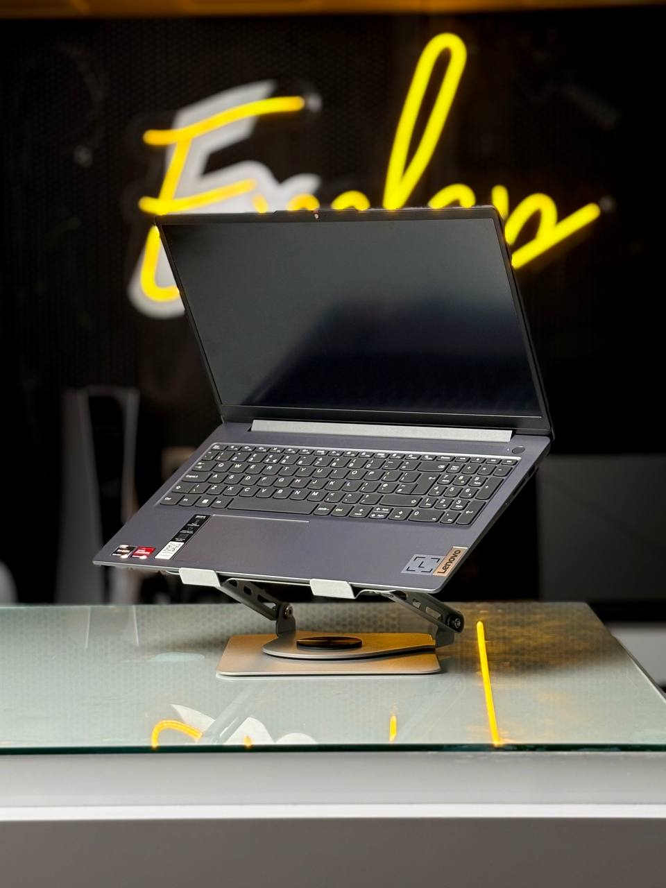لپ‌تاپ لنوو کارکرده مشابه نو مدل IdeaPad Slim 3  با پردازنده Ryzen 5-7520Uرم LPDDR5 8GB با فرکانس 5500MH، حافظه SSD 512GB، نمایشگر 15.6 اینچ با وضوحFHD
