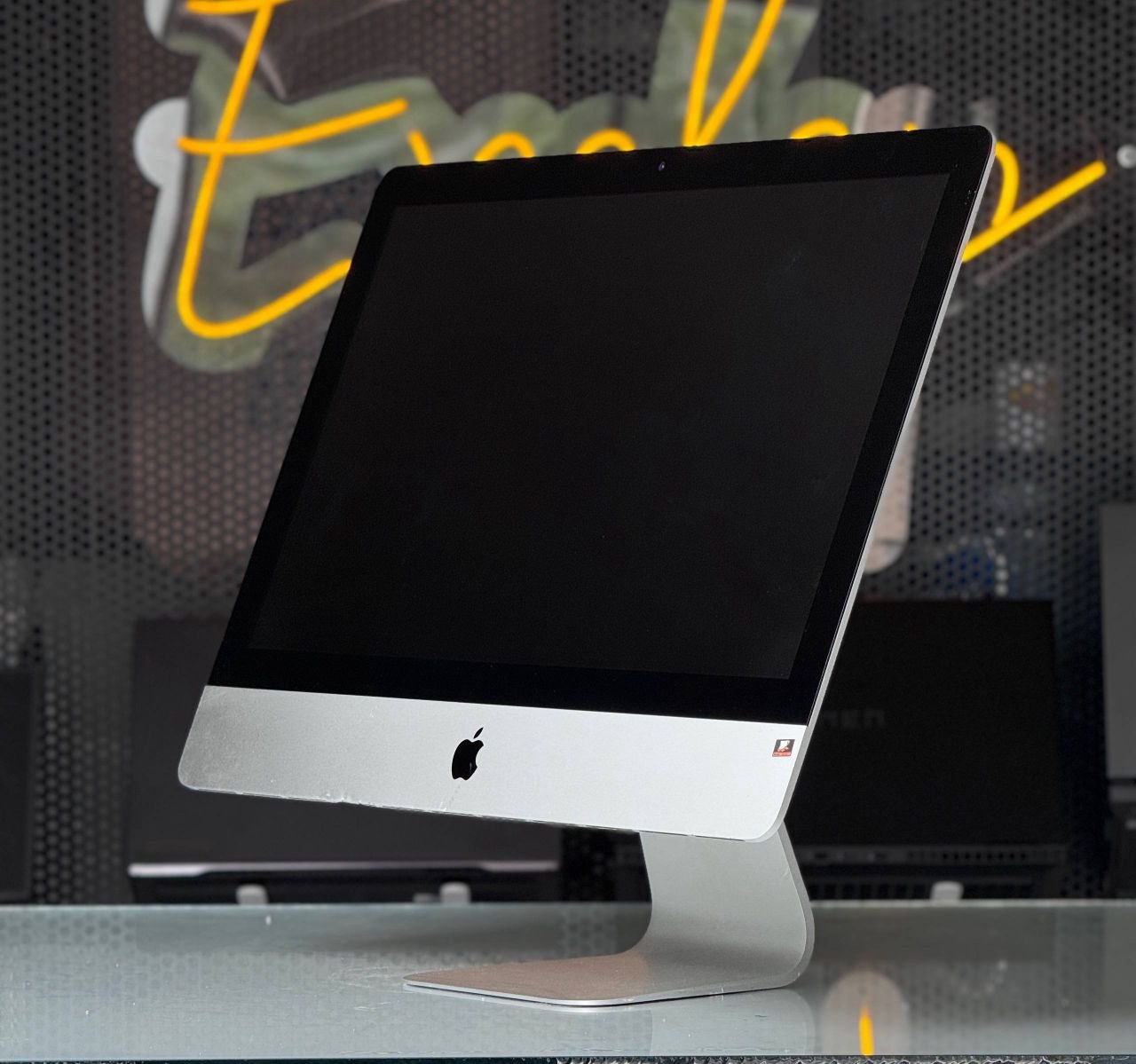 کامپیوتر همه کاره استوک آل این وان 21.5 اینچی اپل مدل iMac 2019 با صفحه نمایش رتینا Core i3-8100 | RAM 8GB DDR4 | SSD 256GB | GPU 2GB radeon pro 550x