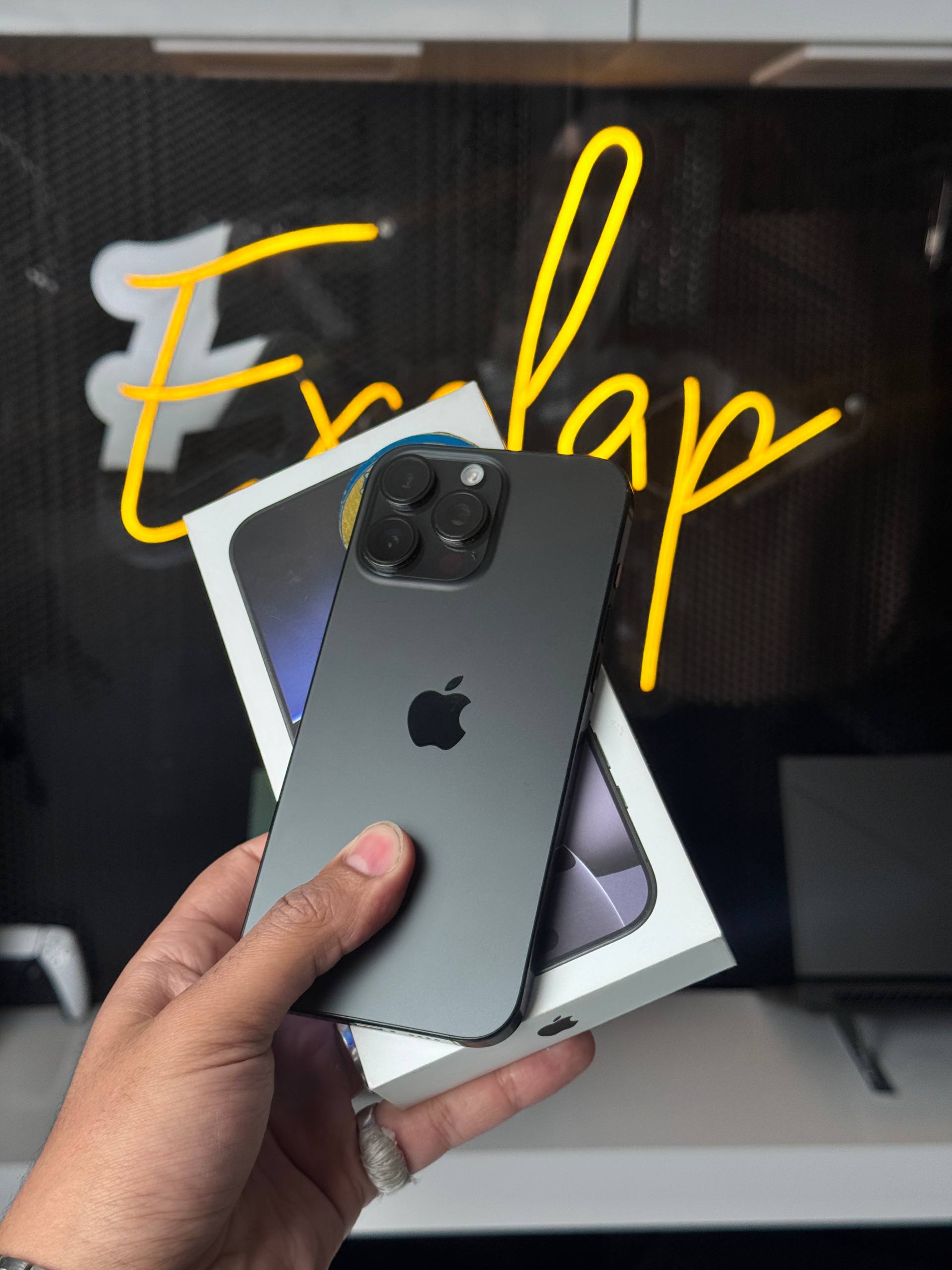 گوشی موبایل کارکرده اپل مدل iPhone 16 Pro Max ZAA دو سیم کارت ظرفیت 256 گیگابایت و رم 8 گیگابایت - ریجستر شده- باتری 92 درصد